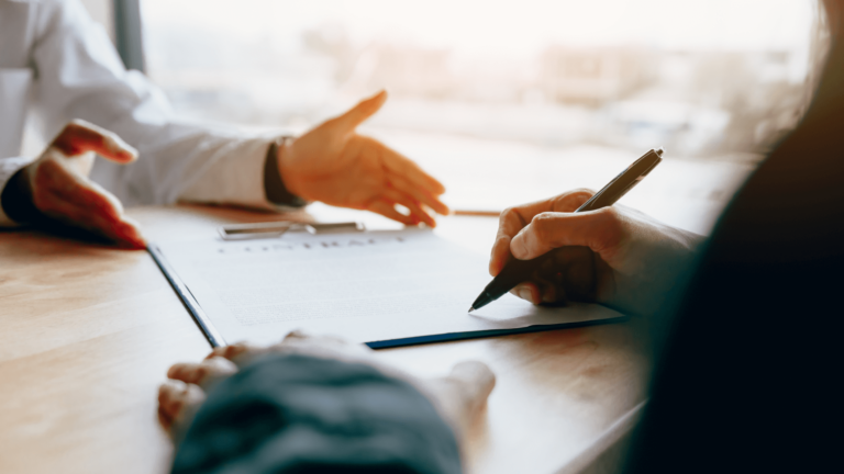 Un(e) RH définissant avec son salarié les clauses particulières de son contrat de travail comme la mobilité géographique, la confidentialité, l’exclusivité, etc... pour éviter le risque de litiges.