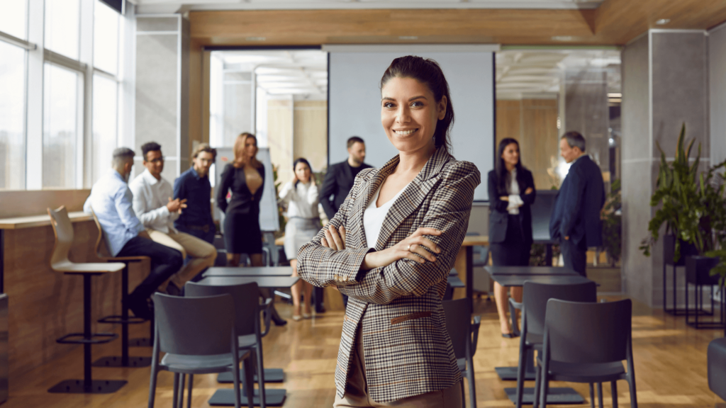 Une salariés dans une salle de formation satisfaite d'avoir pu bénéficier de son compte personnel de formation pour se former.