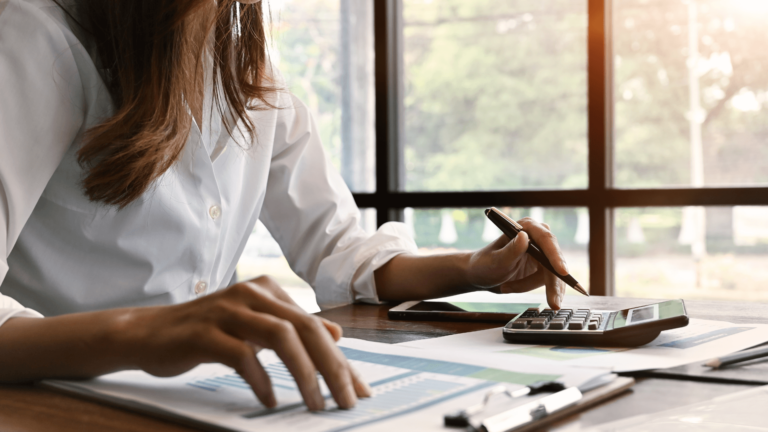 Une DRH dans son bureau effectuant une saisie sur rémunération directement sur le bulletin de salaire de son salarié pour rembourser ses dettes auprès de son créancier.