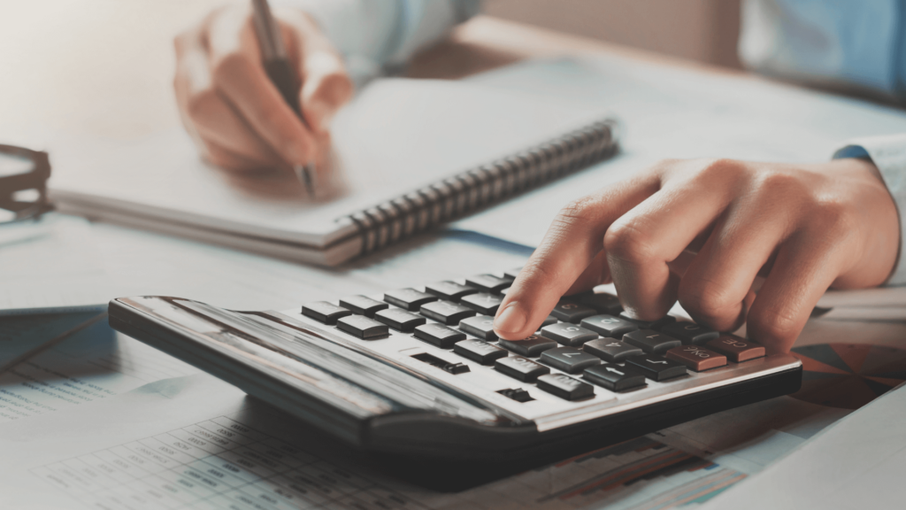Un DRH ou dirigeant d'entreprise a son bureau calculant les indemnités de licenciement d'un de ses salariés