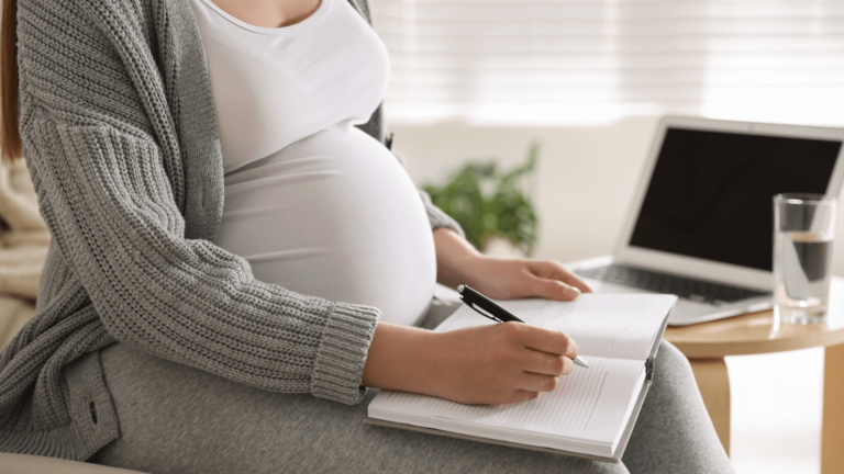 Illustration représentant une salariée enceinte et sereine prête à prendre son congé maternité.