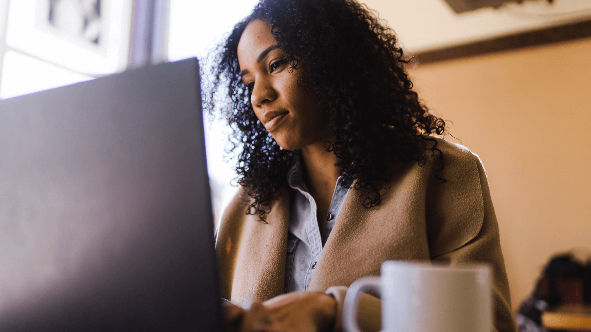Un gestionnaire de paie satisfait de travailler sur un logiciel de paye contemporain, ergonomique et sécurisé pour produire des paies justes.